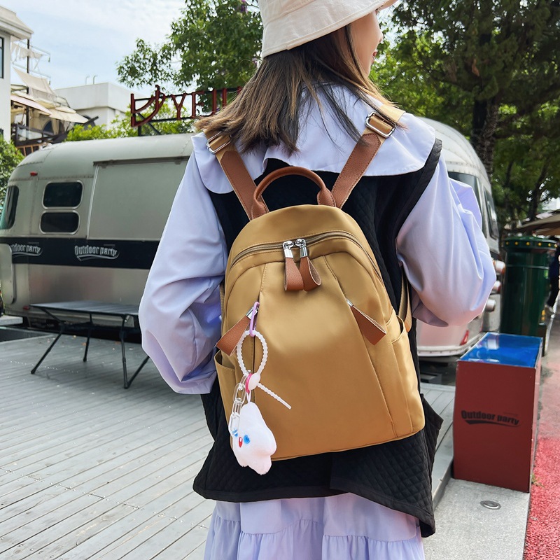 The 2025 new versatile large-capacity backpack features a high level of appearance. It is a simple solid-color backpack for casual outdoor travel details Picture