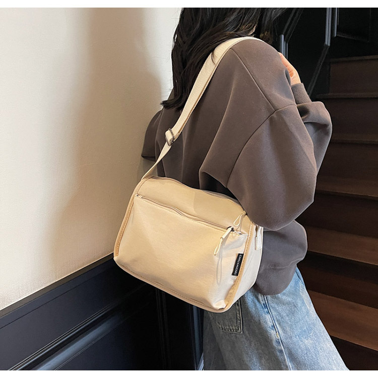 The new canvas bag has a unique design sense. It's a women's single-shoulder bag with a large capacity for commuting and is versatile. It's also a tote bag and a crossbody bag for work details Picture