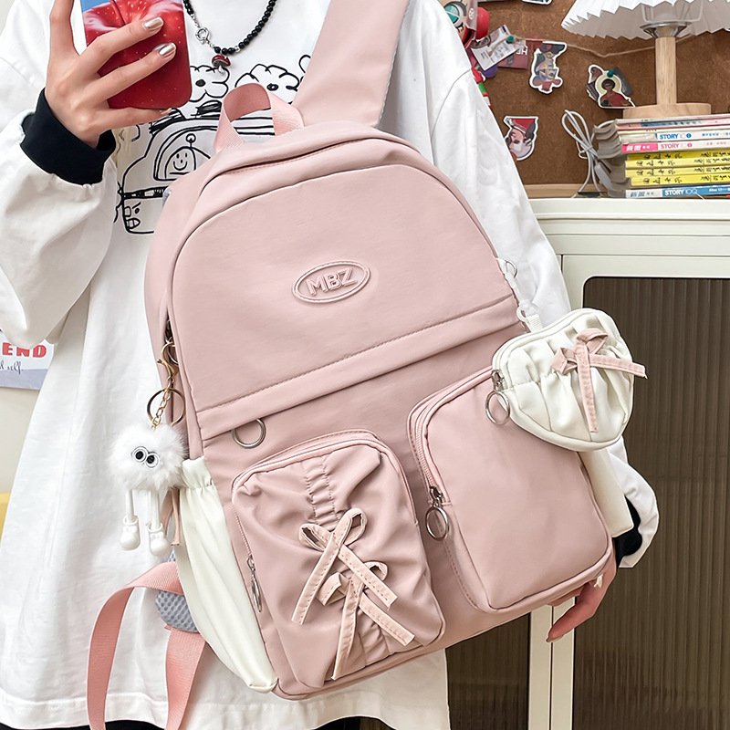 This is a cute and fresh backpack for students in grades three to five on campus, with a high level of appearance and taro purple details Picture