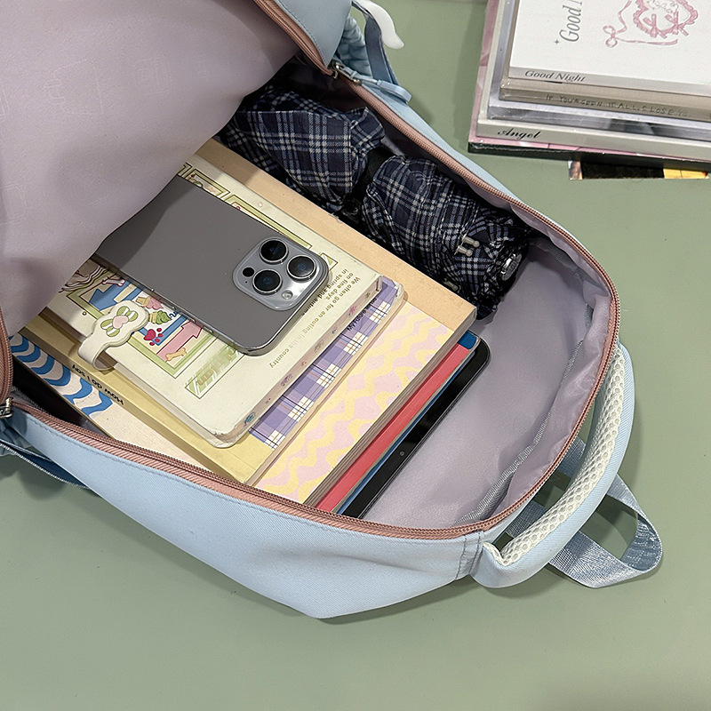 A new high-appearance-level Japanese-style fresh, sweet and cute large-capacity backpack for junior and senior high school students, a simple three-piece set with contrasting colors Application Scenario