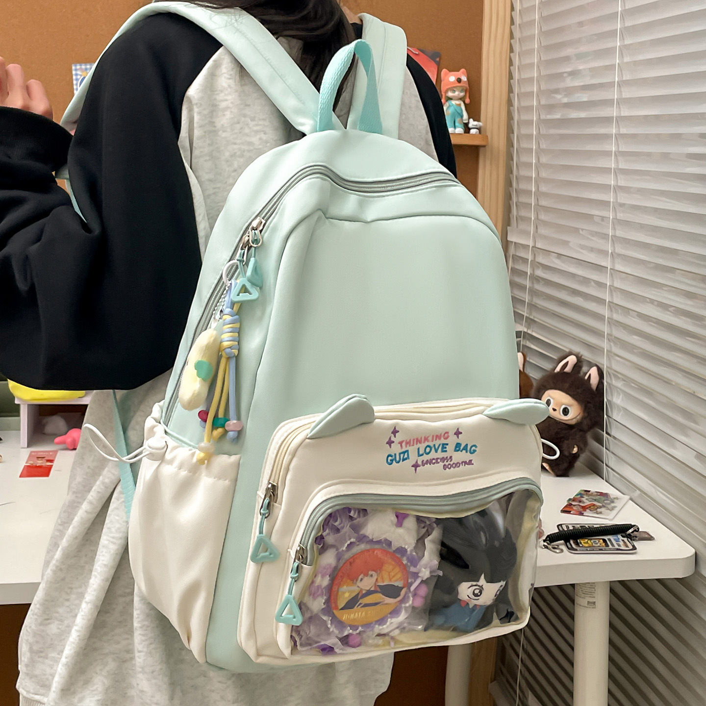 A new high-appearancelevel school-style ins backpack for junior and senior high school students, featuring a casual, simple and lightweight design with a large capacity for commuting details Picture