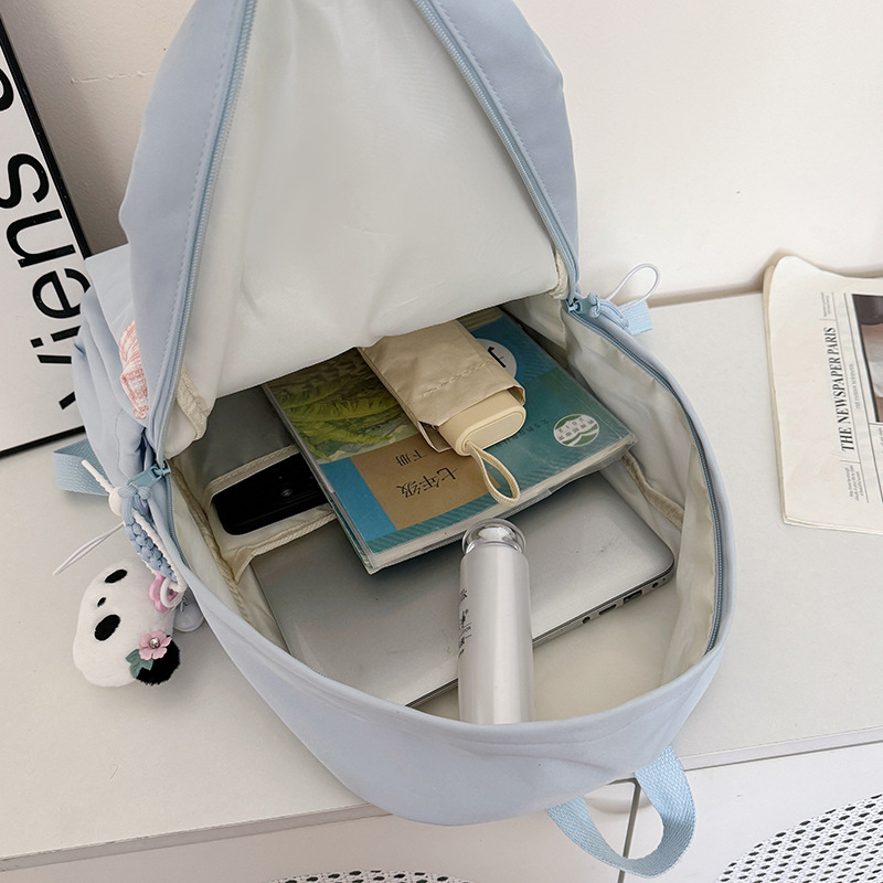 The new fresh and sweet checkered backpack is a casual, simple, lightweight and versatile large-capacity backpack for high school and junior high school students Application Scenario