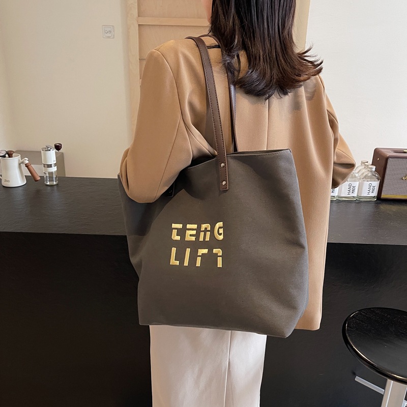 Simple letter large-capacity commuting canvas bag for women 2025 new spring casual and versatile student tote bag details Picture