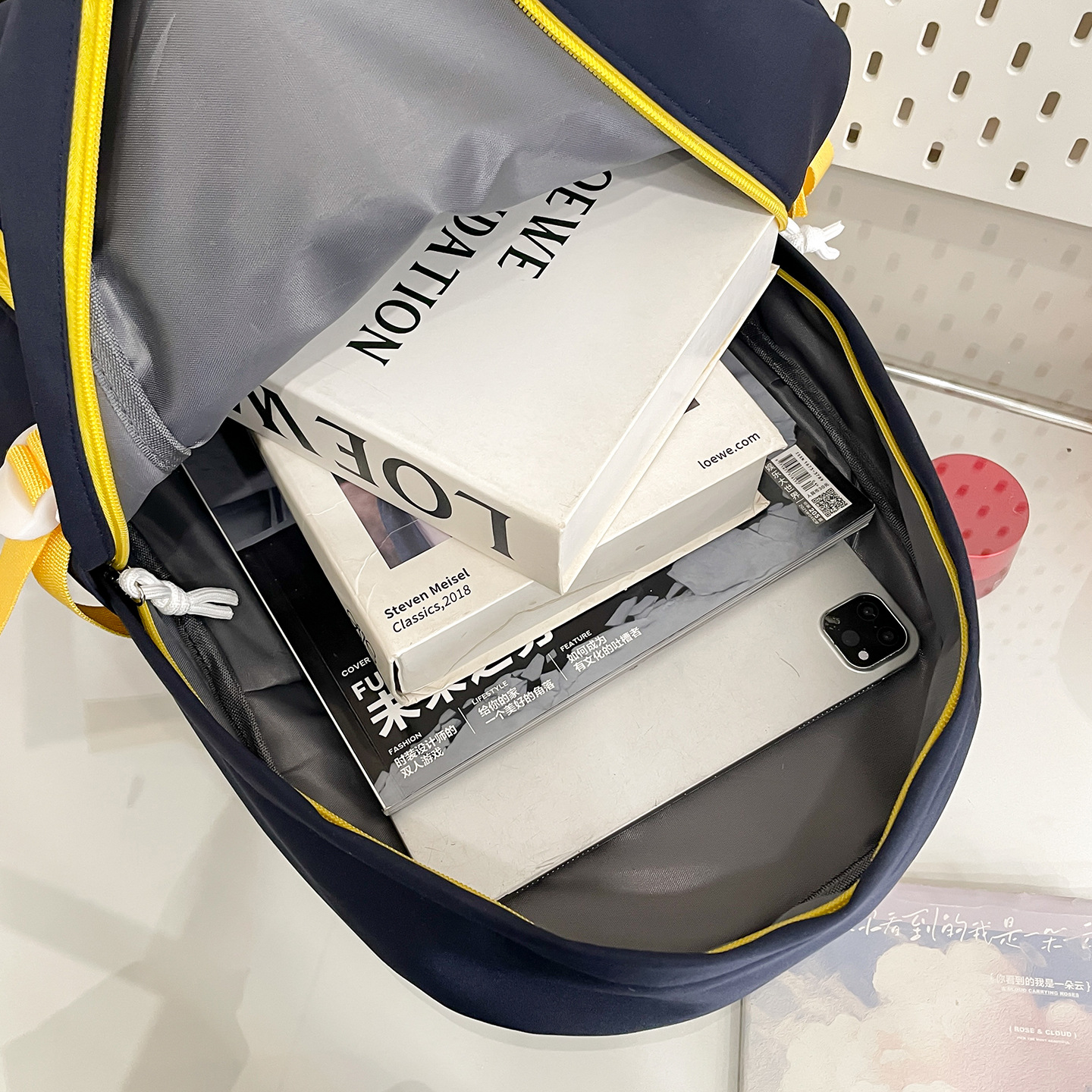 A new, simple, lightweight and versatile large-capacity backpack for junior and senior high school students with a high aesthetic level from Korean Instagram Application Scenario