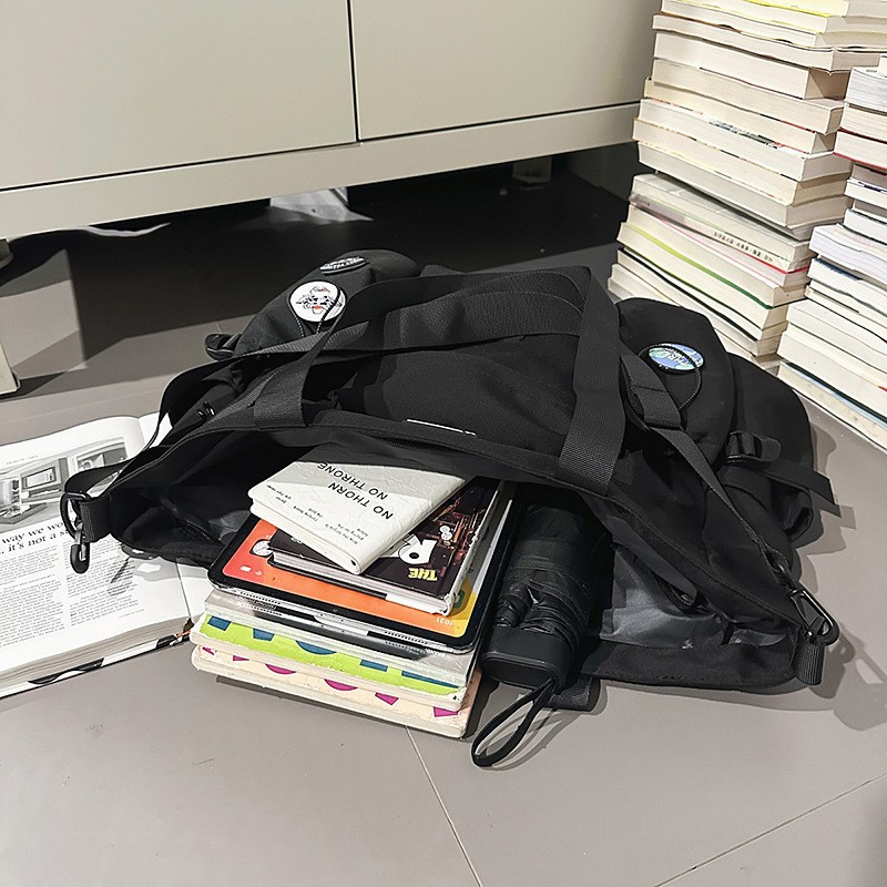 A new Japanese-style, stylish, multi-purpose, trendy crossbody bag for couples, casual, simple, lightweight and versatile, with a large capacity Application Scenario