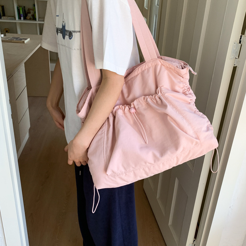 A new Korean version of a high-appeal, niche design crossbody bag for women, a casual, simple, lightweight, large-capacity crossbody bag and tote bag details Picture