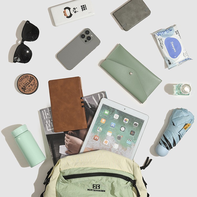 A new 2025 travel bag for women, with a large capacity, fresh and simple color contrast, casual and versatile, lightweight backpack for junior and senior high school students Application Scenario
