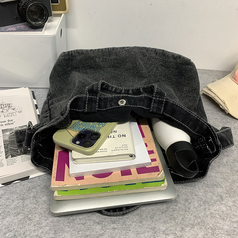 A new Korean-style denim bag, underarm bag, casual, simple, lightweight, fashionable and versatile crossbody bag for women Application Scenario