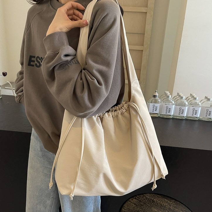 A laid-back large-capacity bag for women, a new summer 2024 commuter bag for students, a versatile casual crossbody bag for classes full figure