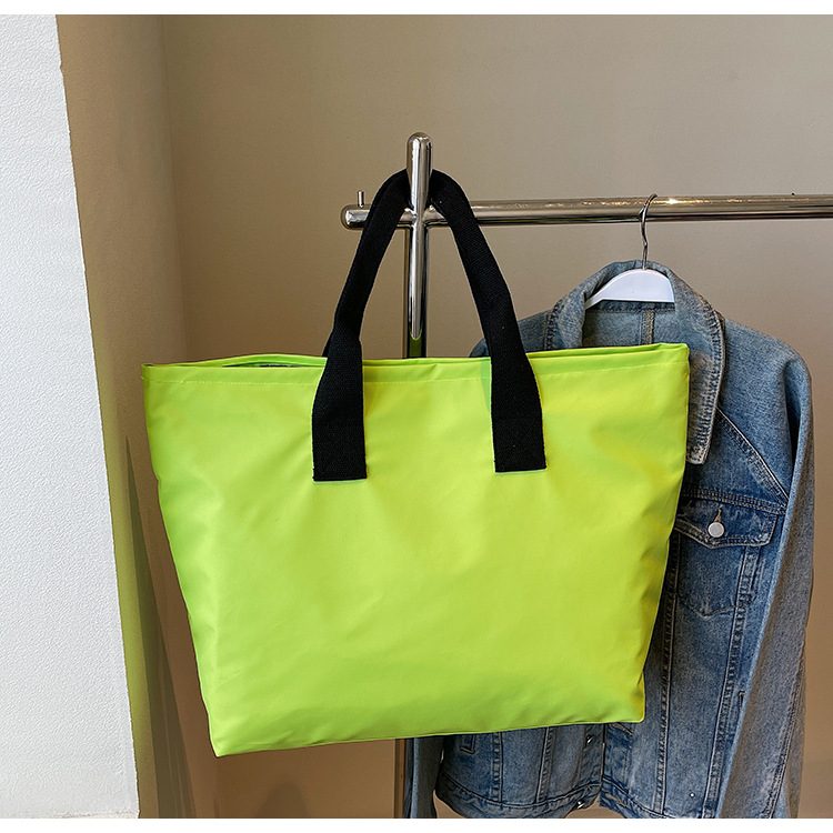 A new versatile travel bag, a large-capacity fabric bag for college students' commuting to class, and a lightweight and casual tote bag Application Scenario