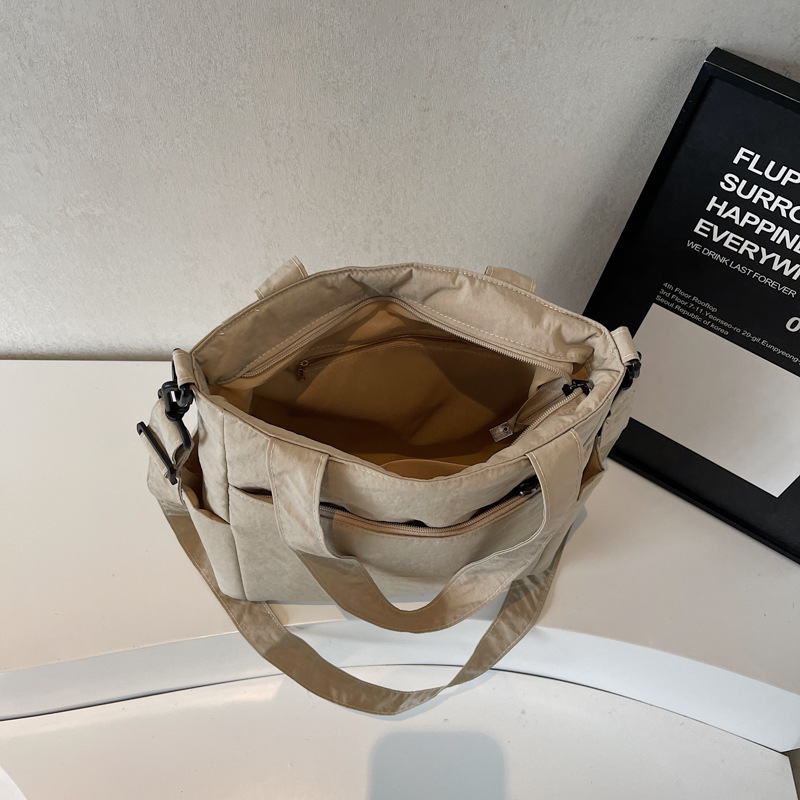 A new Japanese-style ins multi-pocket tote bag, a women's artistic sail bag, and a single-shoulder crossbody bag for students' classes Application Scenario