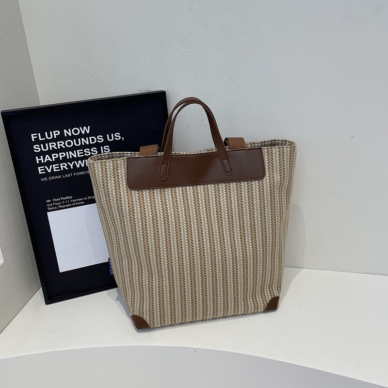 2025 New commuter summer Fashion large-capacity casual tote bag, single-shoulder striped versatile women's underarm bag Application Scenario