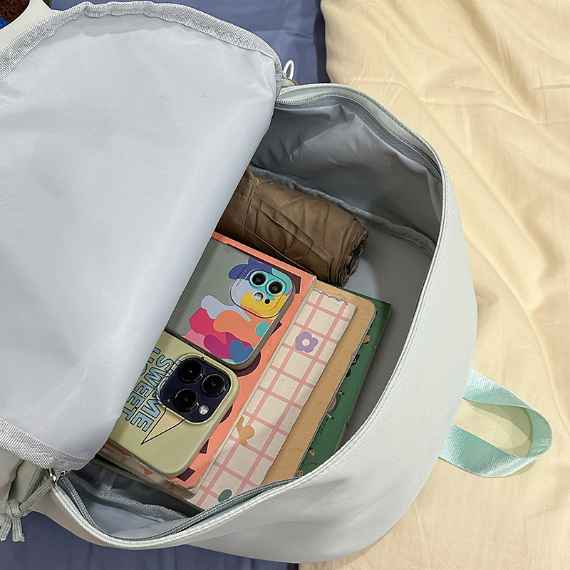 A new high-appeal, fresh and sweet macaron-colored backpack from Korean Instagram, a large-capacity backpack for junior and senior high school students Application Scenario