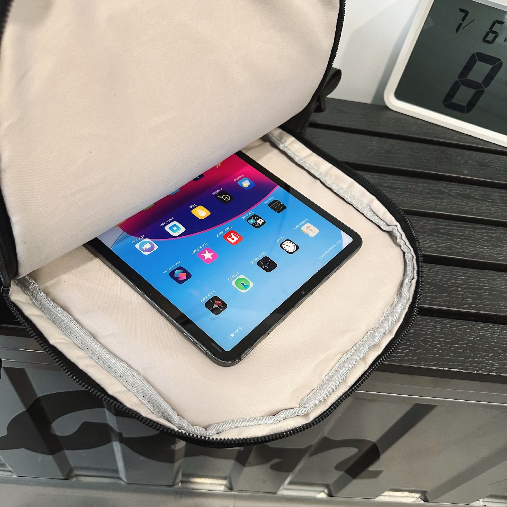 The 2025 new schoolbag for junior and senior high school students is a simple solid-color backpack with a high appearance level. It is versatile, lightweight and casual travel backpack Application Scenario