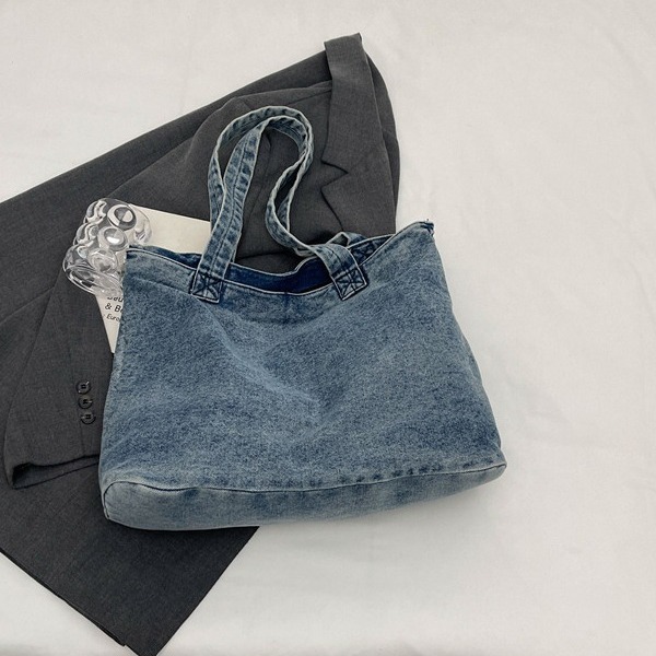 Washed denim bag, women's canvas bag, new 2024 trendy large-capacity single-shoulder bag, laid-back style student commuting underarm bag Application Scenario
