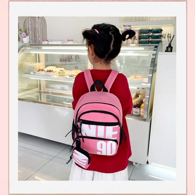 The new children's bag is simple, ultra-light, and has a large capacity. It is a fashionable bag for boys and girls aged 3 to 6 full figure