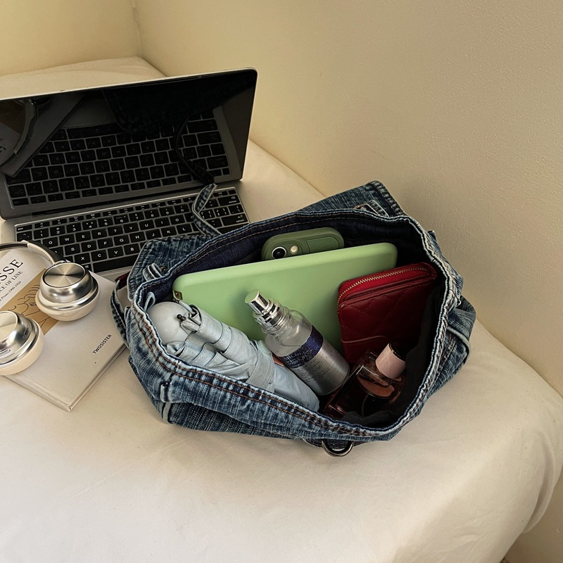 A new Hong Kong-style denim crossbody bag with a high aesthetic level and niche design, suitable for women's light commuting, shopping and outings Application Scenario