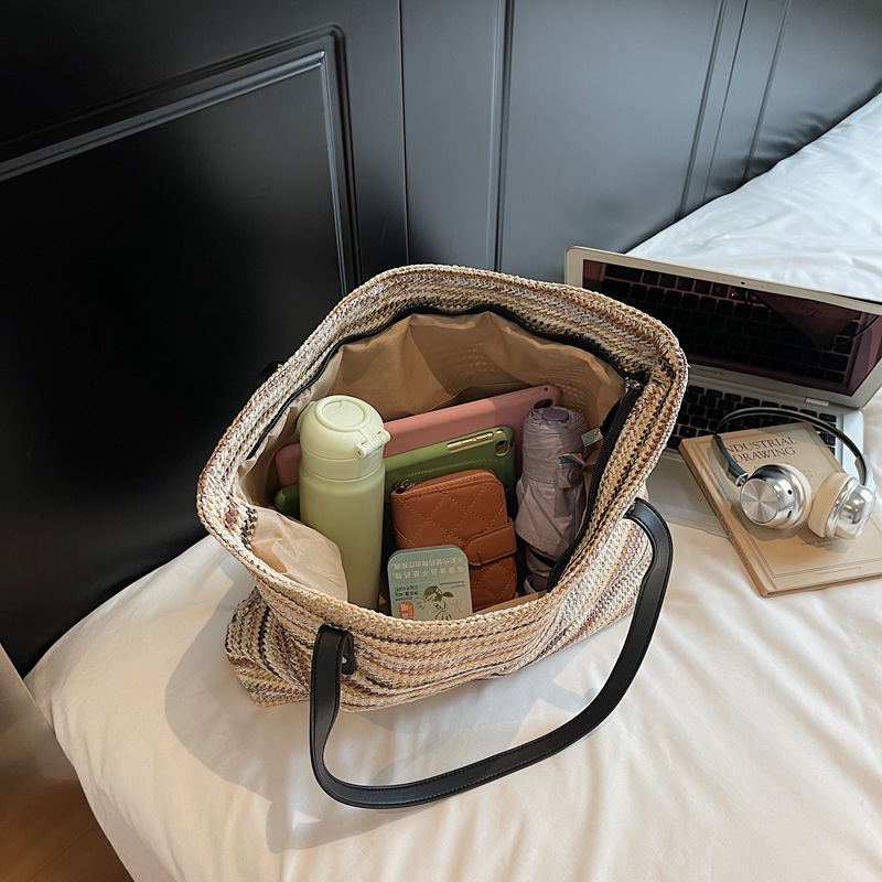 New ins rainbow color-blocking striped hand-woven straw bag, forest style casual and versatile, seaside vacation single-shoulder bag Application Scenario
