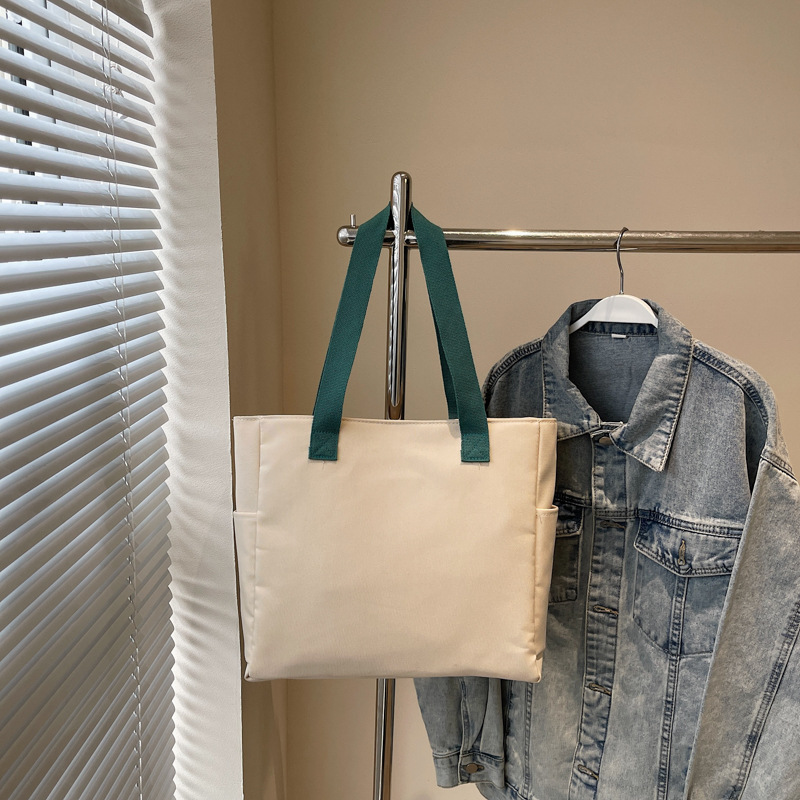 New summer Korean-style lightweight color-blocking hand-held canvas bag, casual and versatile shoulder bag, simple commuting tote bag Application Scenario