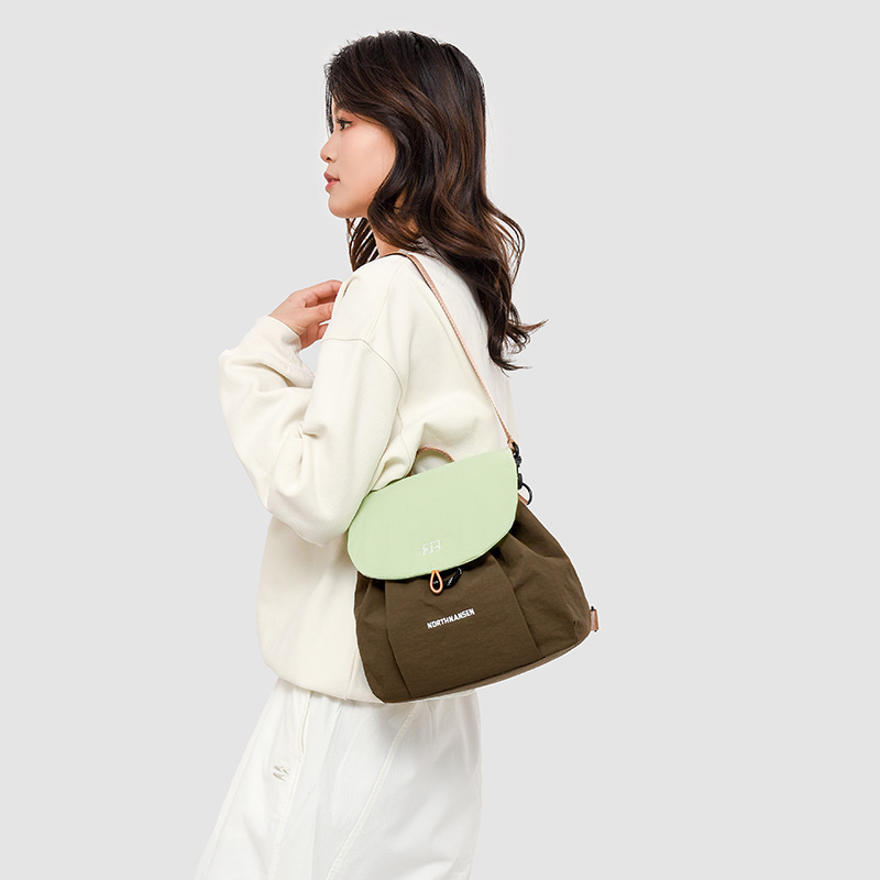 2025 New color-blocking outdoor waterproof commuting backpack, stylish large-capacity backpack, versatile casual bucket bag details Picture