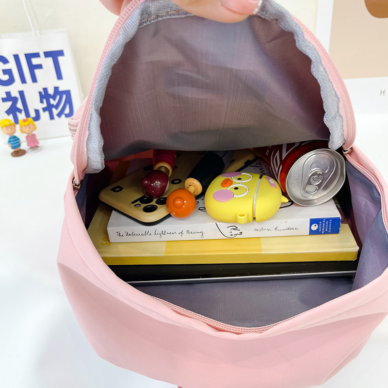 Kindergarten children's cartoon backpacks, girls' and boys' baby team uniforms, bear double-shoulder schoolbags Application Scenario