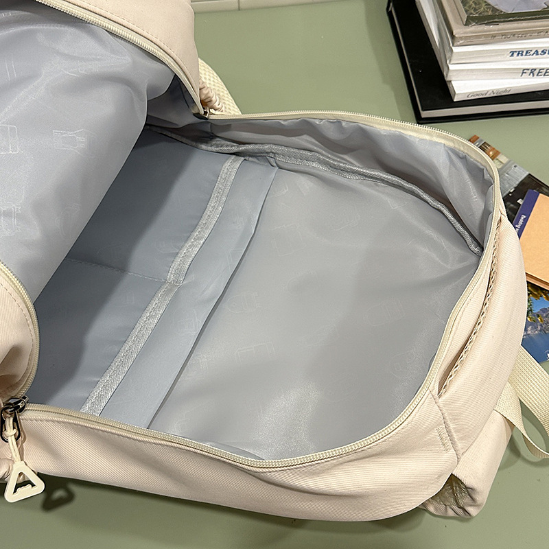 The 2025 new style is fresh and elegant, with a high level of appearance. It is simple, cute, versatile, and has a large capacity. It is a commuting, casual, and sweet after-school bag Application Scenario