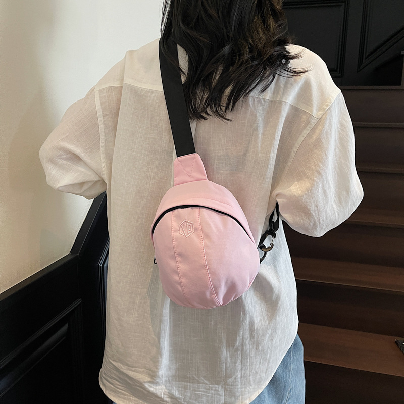 This is a new Korean version backpack with a high aesthetic level and a niche design. It is a casual, neutral, simple, lightweight and versatile sports chest bag for commuting full figure