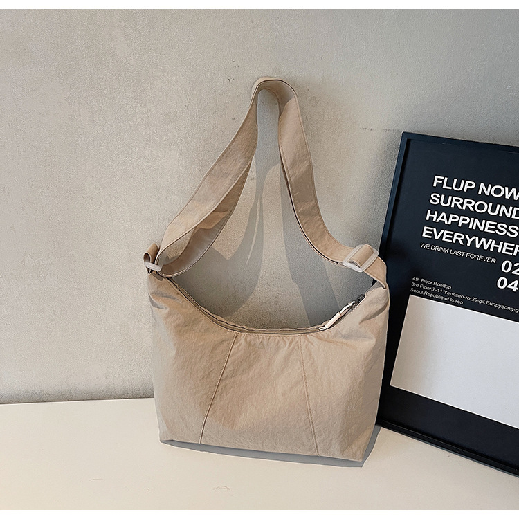 The new Korean-style tote bag with a high aesthetic level is a casual, simple, lightweight, fashionable and versatile outdoor crossbody bag for women Specification drawing