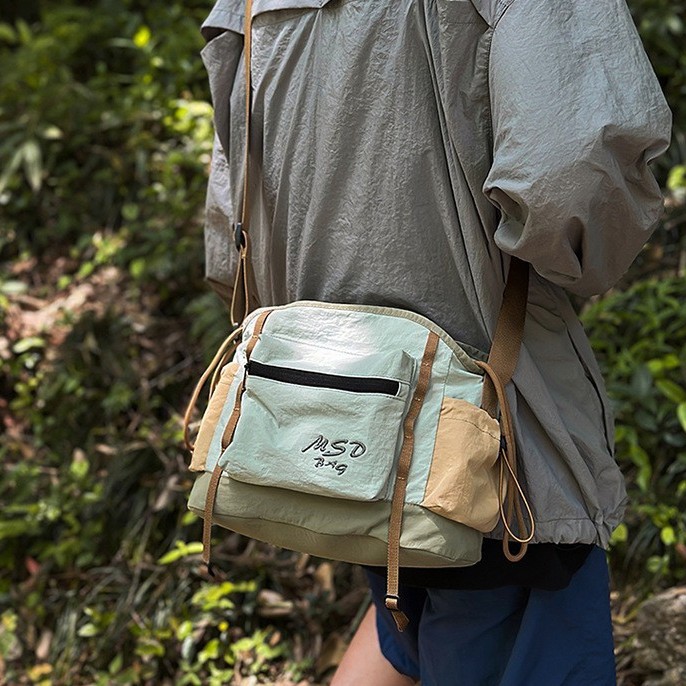 A new summer mountain-themed niche design lightweight mountaineering crossbody bag for women, a casual and simple outdoor lightweight single-shoulder bag details Picture