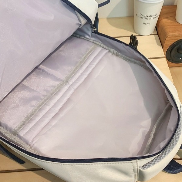 A male student with a high level of appearance, a college student couple, a casual travel backpack with large capacity, a multi-compartment backpack for middle school students, and a female student Application Scenario