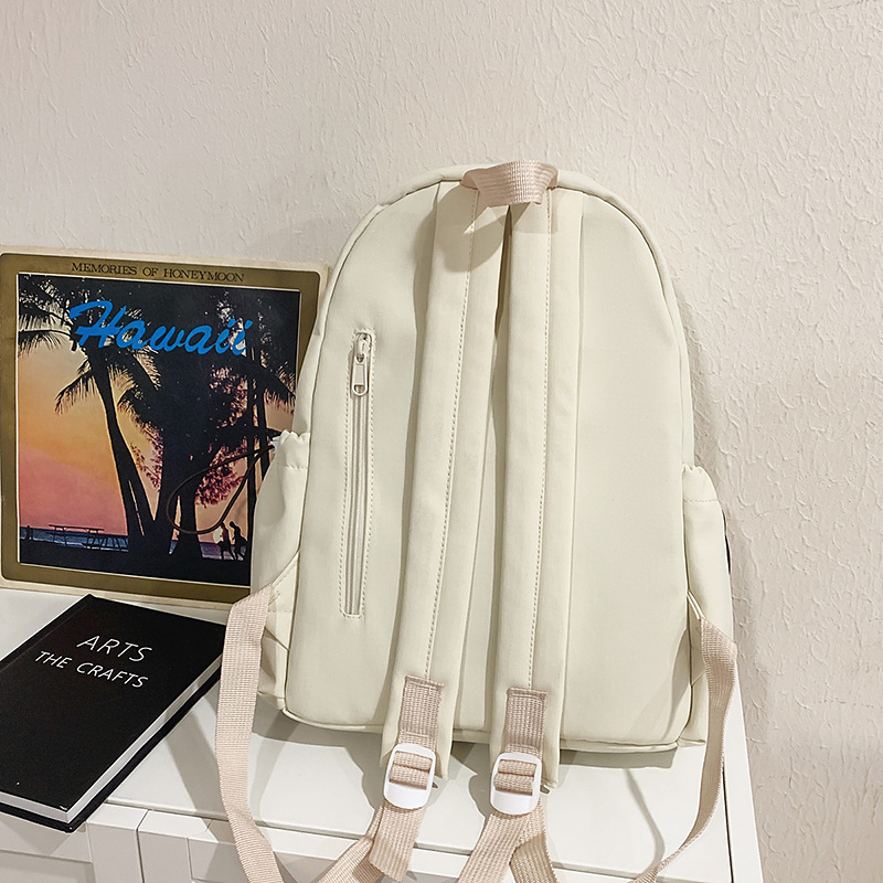 A new high-appearation-level college style backpack with contrasting colors for junior and senior high school students. It is a casual, simple and versatile large-capacity backpack for commuting Specification drawing