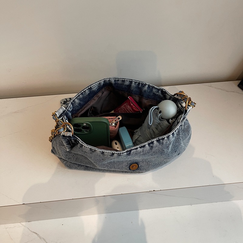 Fashionable large-capacity bag for women, 2025 summer new versatile chain shoulder bag, denim commuter tote bag Application Scenario