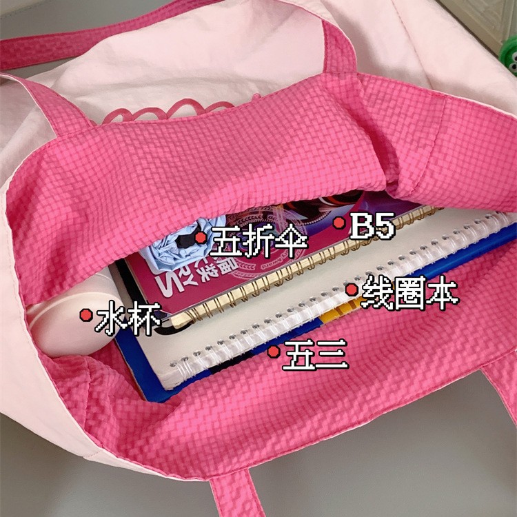 The new Japanese-style ins high-look, fresh and sweet color-blocking handbag is simple and lightweight, and it's a crossbody bag for shopping and traveling Application Scenario