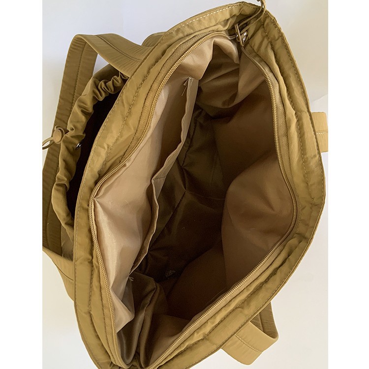 A new Korean version of a high-appeal, niche design crossbody bag for women, a casual, simple, lightweight, large-capacity crossbody bag and tote bag Application Scenario