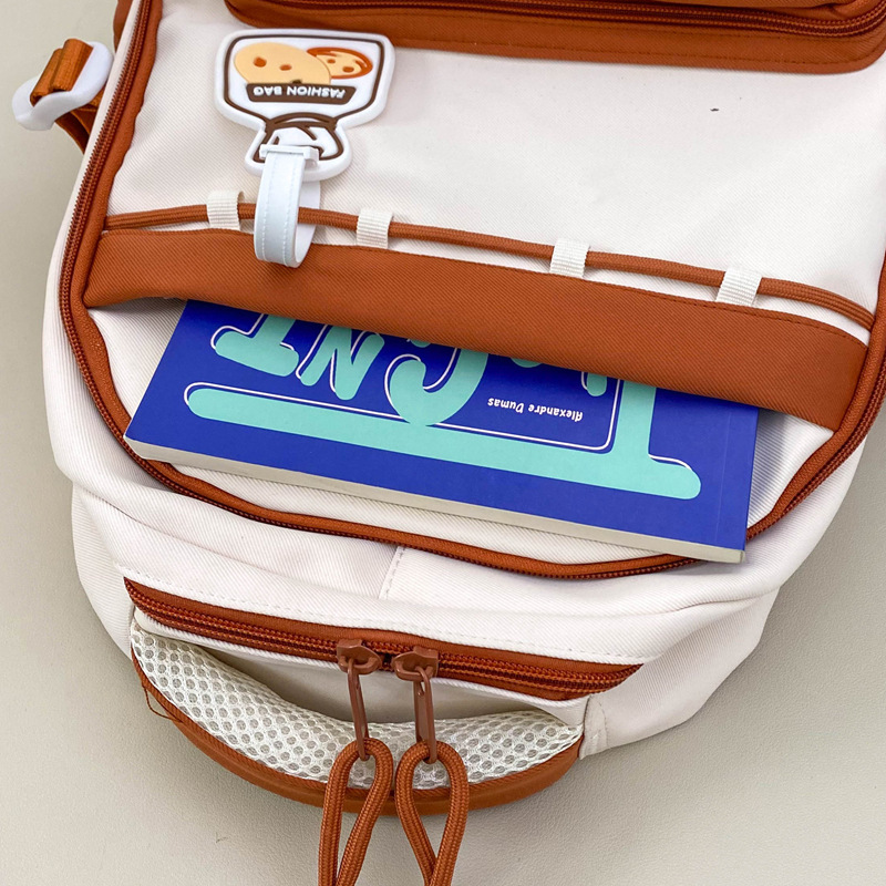 The new schoolbag has a high appearance level. It is a multi-layered backpack for middle school students and a cute Korean-style backpack for primary school students from grades three to six Application Scenario