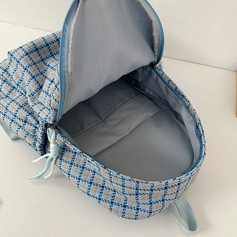 Japanese-style InS-style fresh and clean checkered schoolbag for girls, travel backpack for junior high school students, and casual backpack for high school and college students Application Scenario