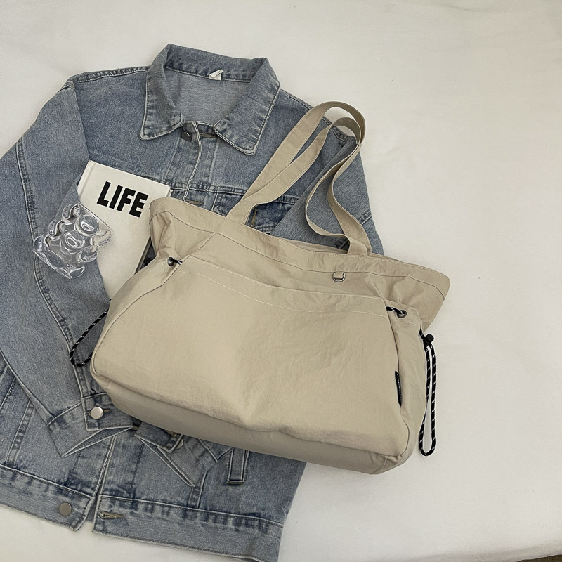 A minimalist tote bag from a trendy women's brand, with a niche design and a Harajuku style, a high-quality commuter single-shoulder bag, and a Maillard color handbag Specification drawing