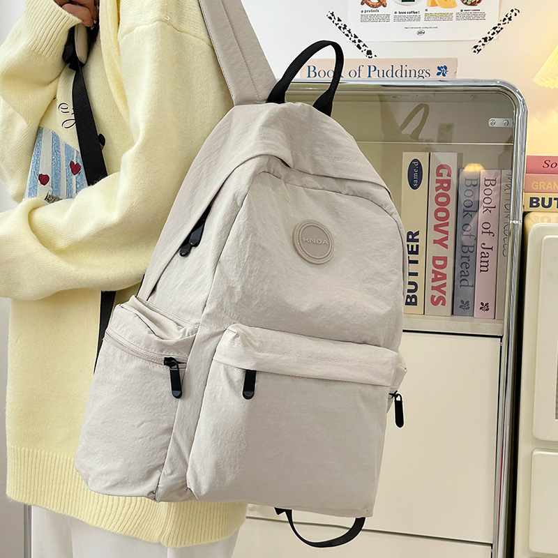 New casual backpack for women, a simple and lightweight Japanese-style commuting travel backpack with large capacity for junior and senior high school students full figure