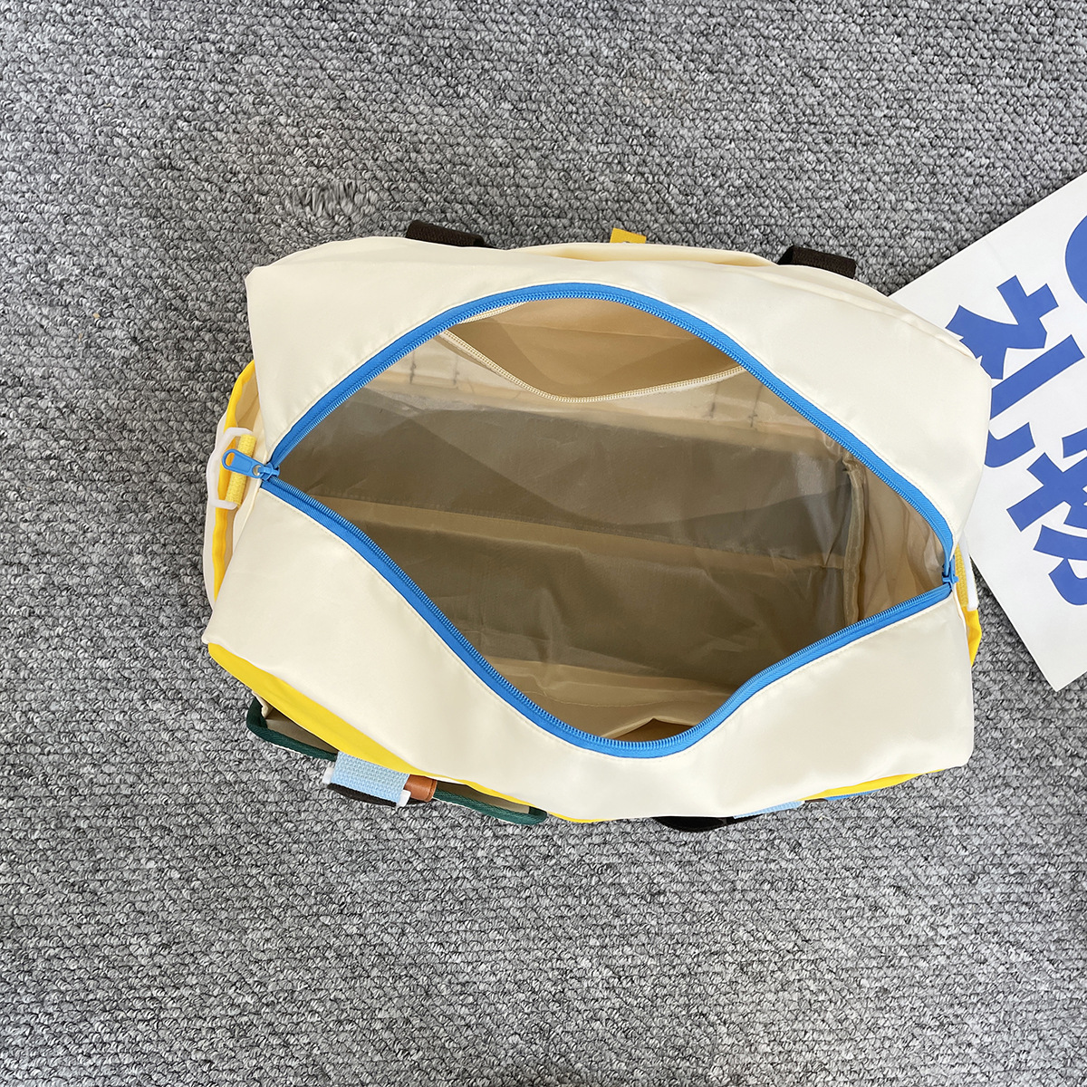Casual sports and fitness bag, unique and niche, large-capacity short-distance storage luggage bag, dopamine, high appearance level handbag Application Scenario