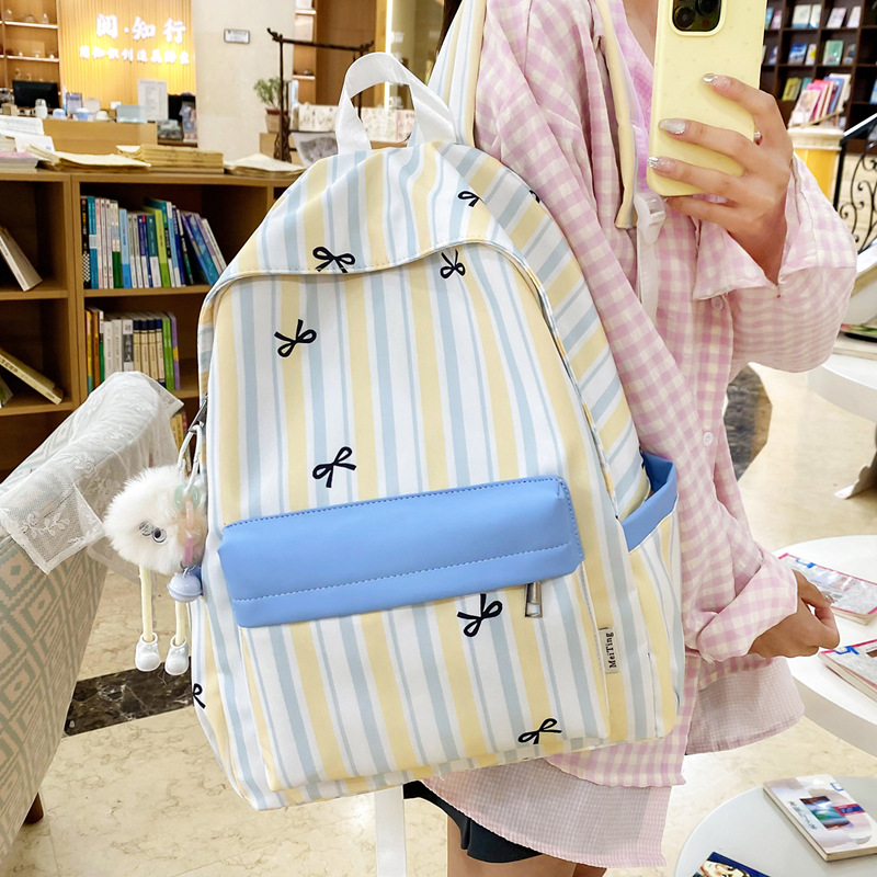 Forest-style ins soft girl backpack for junior high school students, large-capacity casual backpack, versatile color contrast school style schoolbag full figure