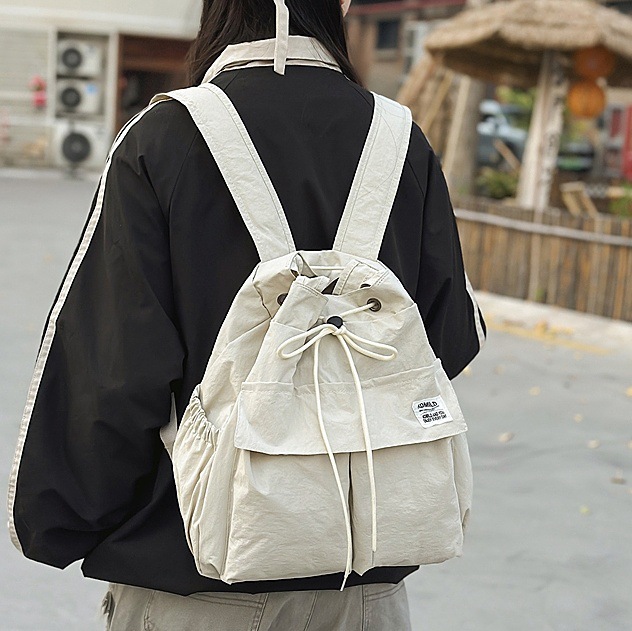 Japanese-style backpacks: A fashionable large-capacity backpack for male college students and a simple single-shoulder bag for female high school students for commuting to class full figure