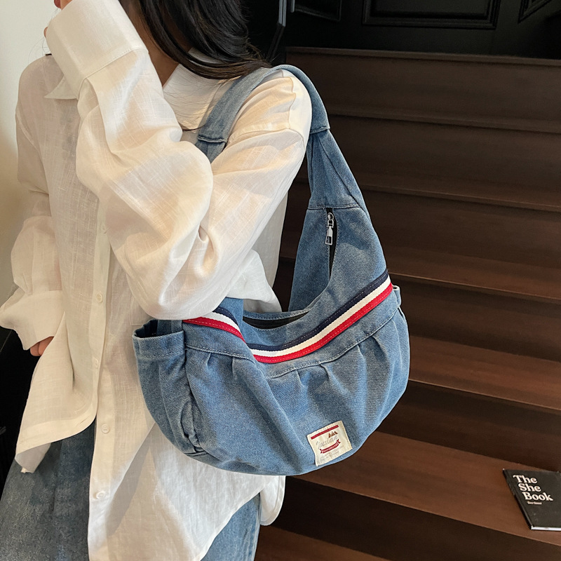 A new high-appeal, Hong Kong-style, niche design, trendy and cool crossbody bag for women with color-blocking and patchwork features. It's a lightweight crossbody bag for shopping and traveling full figure