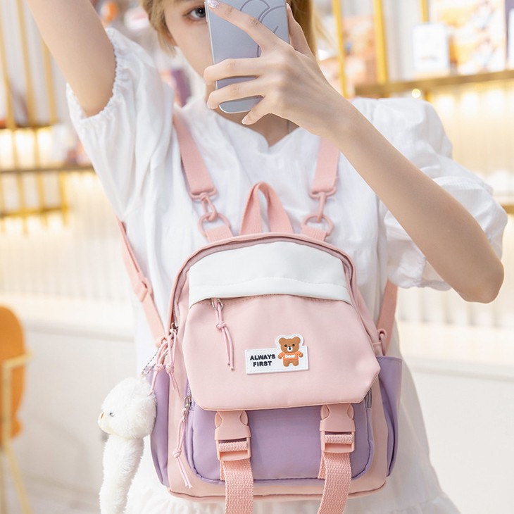 The new summer schoolbag is cute and cartoonish with contrasting colors. It's a small shopping backpack with a high appearance level. It's a dopamine crossbody backpack full figure
