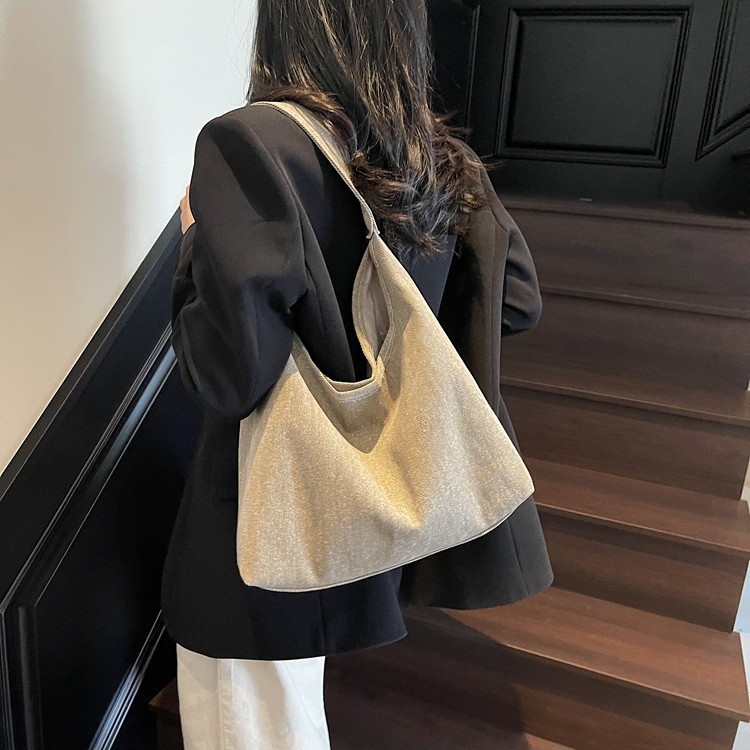 Intellectual, simple and casual commuting tote bag, new summer style, niche and individual underarm bag, retro and simple single-shoulder bag details Picture