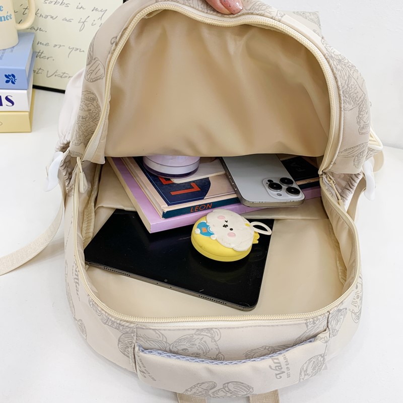 A new high-appearance-level Korean ins fresh and sweet candy-colored backpack, a lightweight and large-capacity backpack for junior and senior high school students Application Scenario