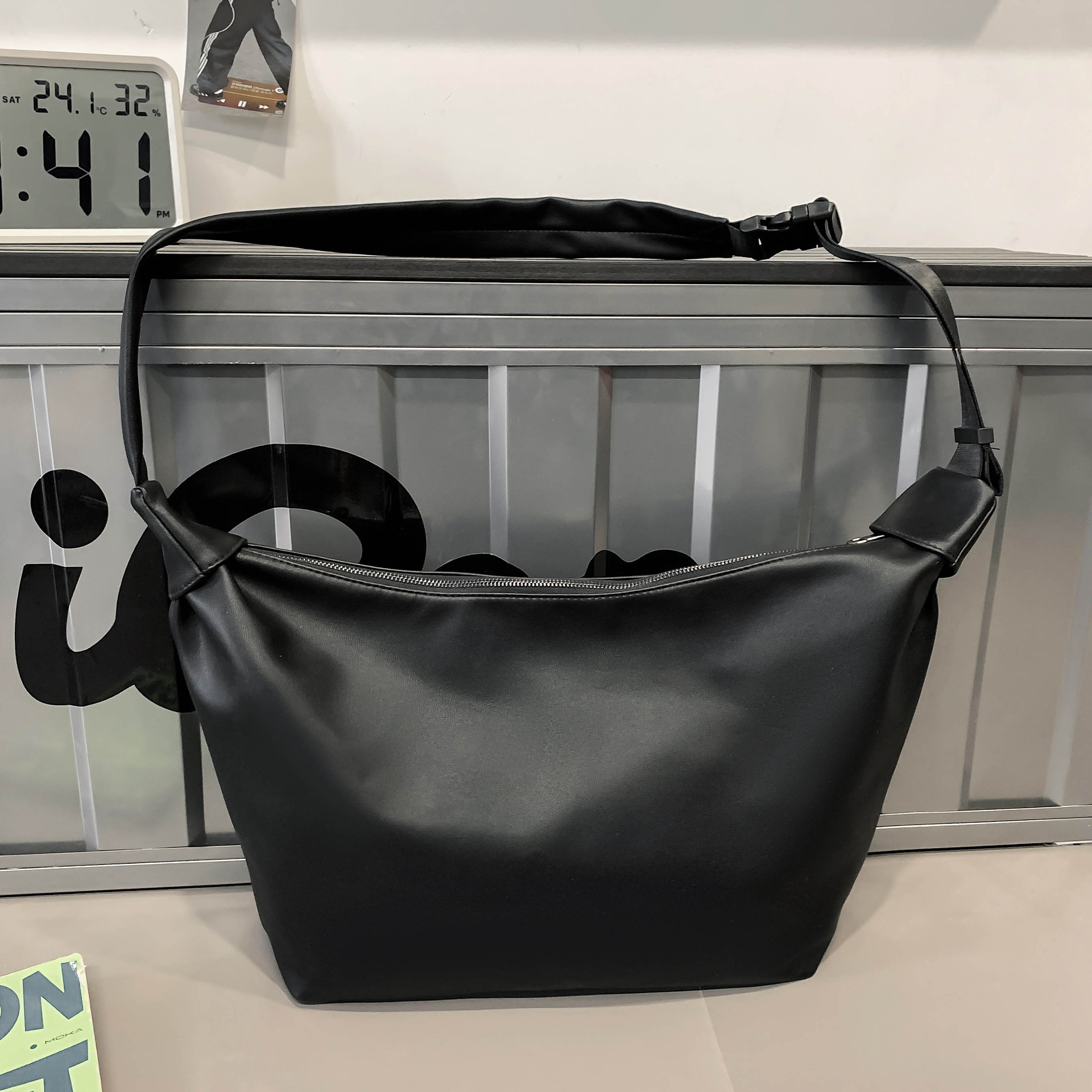 A new Korean retro and fashionable commuter tote bag for women, simple and versatile, solid color, high-end, large-capacity crossbody bag Application Scenario