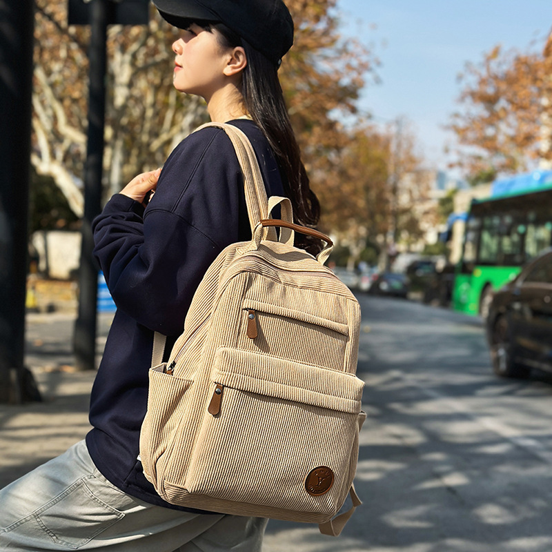 A light and cute backpack for girls in grades 4 to 6 of primary school, with a high-end corduroy feel. A backpack for girls in junior high school full figure
