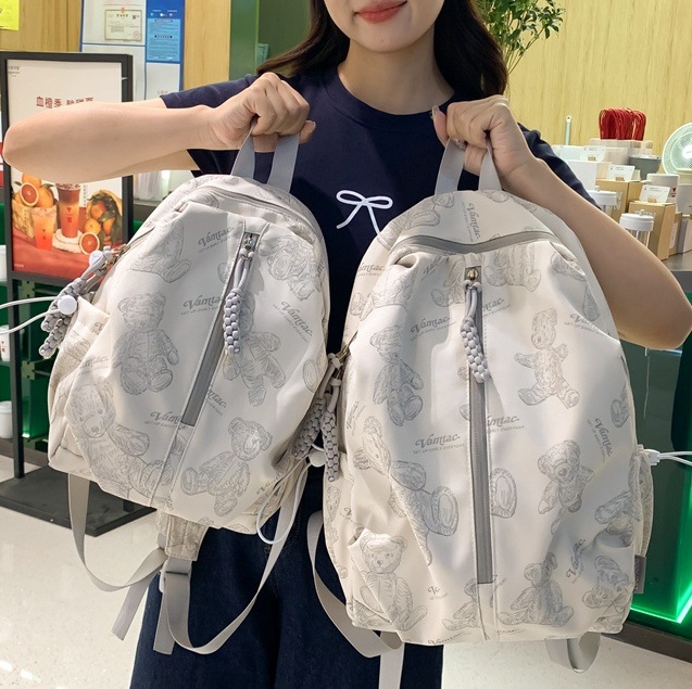 Printed bear backpack for junior high school girls, Korean version, lightweight and simple outdoor travel backpack for high school and college students full figure