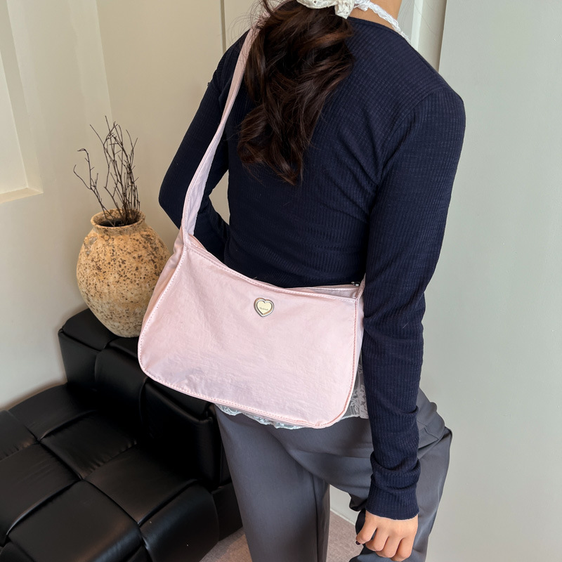The 2025 new large-capacity, elegant underarm bag, single-shoulder bag, simple crossbody bag, fashionable and stylish solid-color commuting bag details Picture