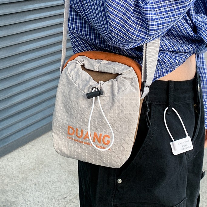 A new high-appeal letter-style portable and lightweight crossbody bag for commuting and hiking, a simple and casual crossbody bag for both men and women full figure